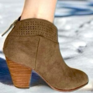 New STITCH FIX Violet & Red Jackson Lazer Cut Western Heeled Bootie Taupe Sz 7